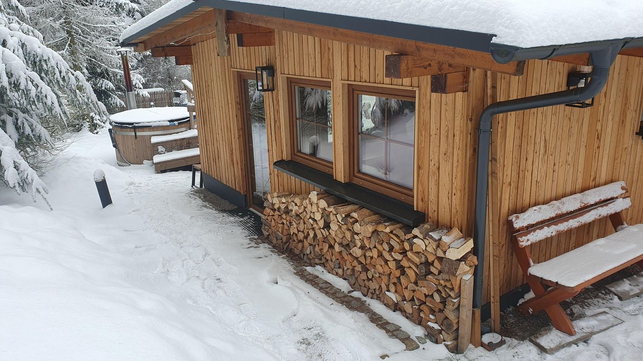 Wellnessbereich mit Sauna & Zuber Wellnessbereich mit Sauna & Zuber